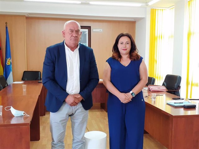 El nuevo alcalde de Cómpeta (Málaga), Obdulio Pérez, y Rosa Luz Fernández (la concejala de PMP), tras prosperar la moción de censura contra el PSOE