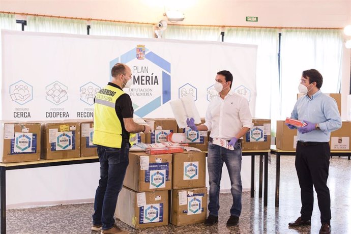 Javier Aureliano García y Fernándo Gimenez recepcionan material higiénico-sanitario para repartir a los ayuntamientos