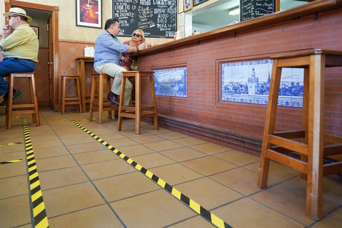 Un bar del centro de Sevilla reabre la barra tras entrar en la fase 3