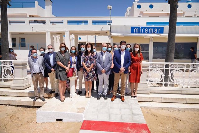 El vicepresidente de la Junta y consejero de Turismo, Regeneración, Justicia y Administración Local, Juan Marín, en su visita a la playa de La Antilla (Huelva) este lunes.