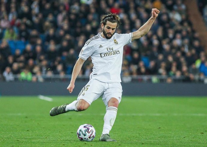 Nacho Fernández golpea un balón durante un partido del Real Madrid