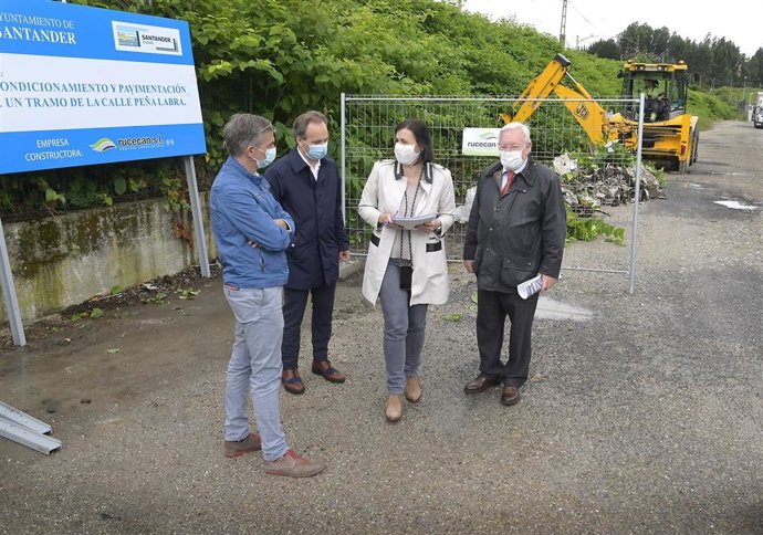 La alcaldesa, Gema Igual, y el concejal, César Díaz, en su visita a Candina