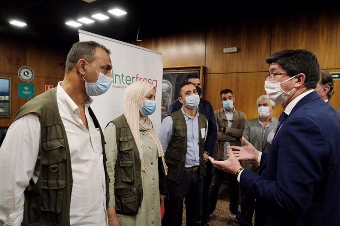 El vicepresidente de la Junta y consejero de Turismo, Regeneración, Justicia y Administración Local, Juan Marín, en su visita a Interfresa para tratar el retorno de las temporeras marroquíes.