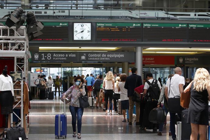 Viajeros suben al AVE en la estación María Zambrano de Málaga, durante el primer día de la Fase 3. Málaga a 8 de junio del 2020