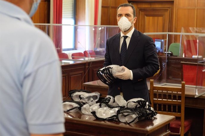El delegado territorial de Justicia, Javier Millán con las gafas protectoras y las máscaras adquiridas