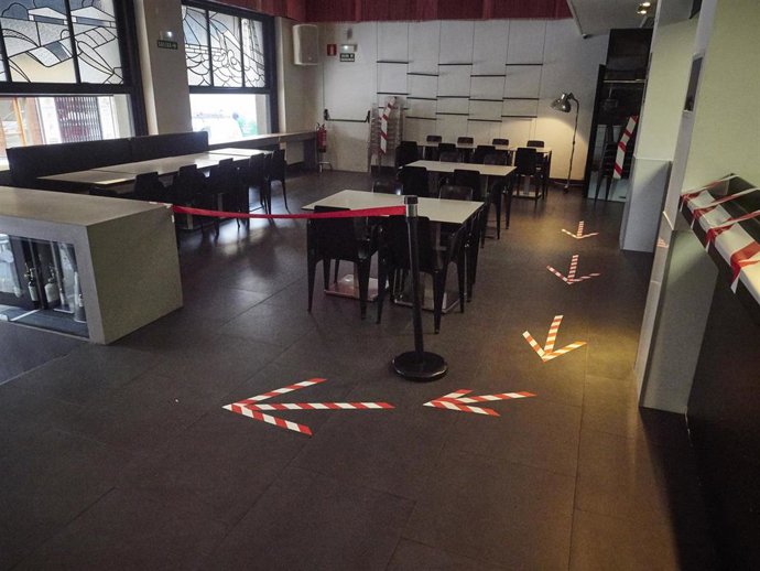 Un bar de Pamplona con medidas de distanciamiento entre clientes el día en el que se reabren al público los establecimientos de hostelería y restauración para consumo en el local, siempre que no se supere un 40% de su aforo, que coincide con la jornada 