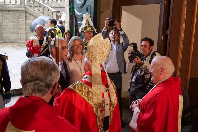 El Delegado Regio y alcalde de Santiago, Xosé Sánchez Bugallo (i), es recibido por el arzobispo Julián Barrio (3i), a su llegada a la iglesia de San Martin Pinario.