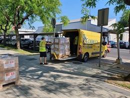 Imagen del reparto de mascarillas en la red de mercas en Andalucía. 