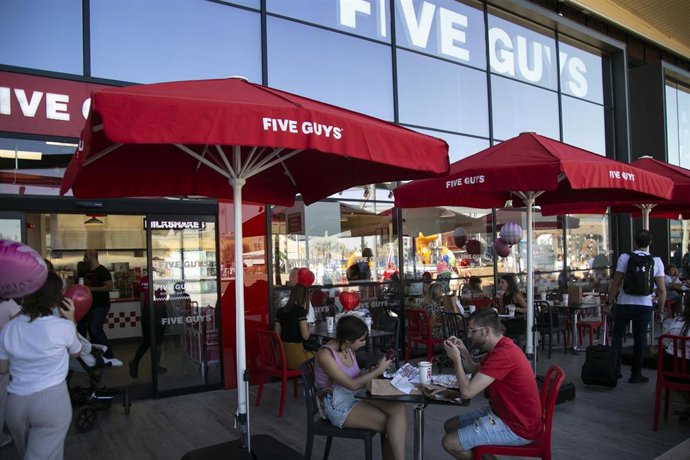 Inaugurado en Sevilla Lagoh, un centro comercial y de ocio con 200 establecimientos y 200 millones de inversión. Primera hamburguesería de la cadena FIVE GUYS en Sevilla.