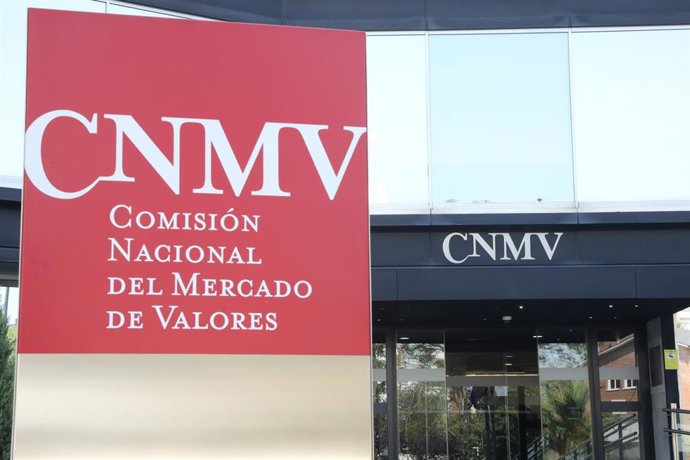 Cartel a la entrada del edificio de la Comisión Nacional del Mercado de Valores (CNMV) en Madrid.