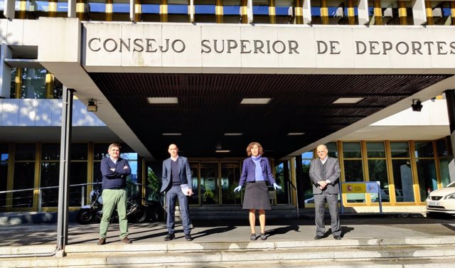 Joaquín de Arístegui (izda) junto a Luis Rubiales, Irene Lozano y Javier Tebas en la entrada del CSD