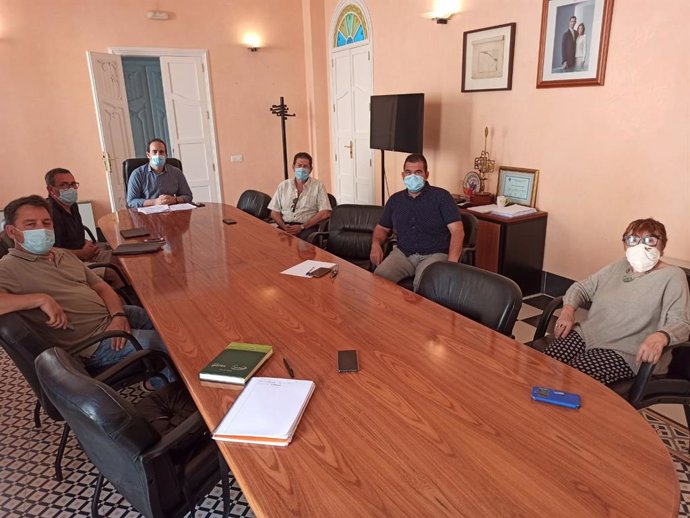 El alcalde reunido con los representantes de 'Mueveté por Carboneras'
