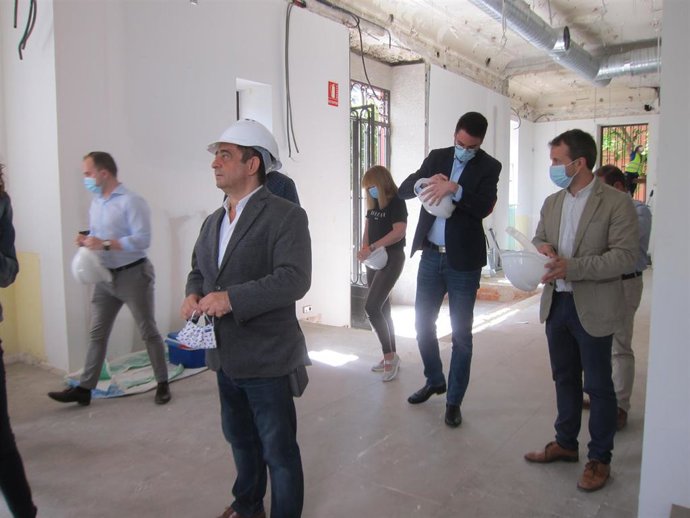 Francisoc Reyes durante su visita a las obras del centro de dinamización turística