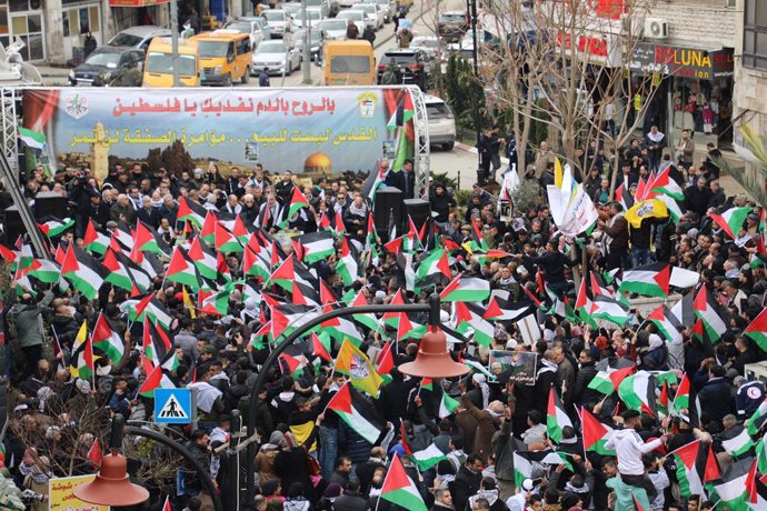 O.Próximo.- Miles de palestinos protestan en Ramala contra el plan de Israel par
