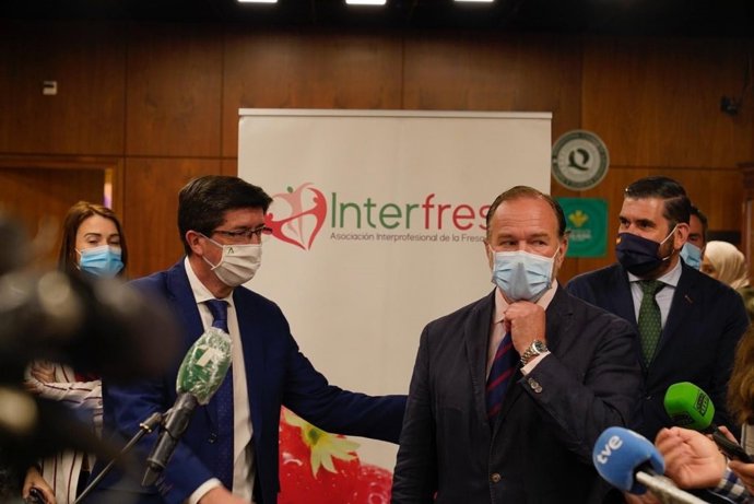 El presidente de a Interprofesional de la Fresa y los Frutos Rojos de Andalucía en Huelva (Interfresa), José Luis García Palacios, junto al vicepresidente de la Junta de Andalucía, Juan Marín en su visita a Intrefresa.