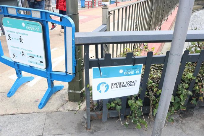Unos carteles en Andorra recuerdan la obligación de mantener las distancias de seguridad, circular por la derecha y evitar el contacto con el mobiliario urbano para reducir el riesgo de contagio por Covid-19.