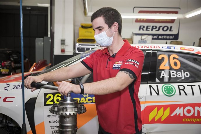 Un alumno de la Monlau Repsol Technical School trabajar con mascarilla en uno de los talleres