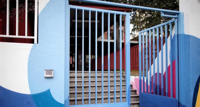 Verja de uno de los colegios de la Comunidad de Madrid que a partir de mañana y hasta el próximo 23 de marzo -en principio- permanecerán cerrados junto a guarderías y universidades, tanto públicas como cerradas, debido al aumento de contagios de coronav