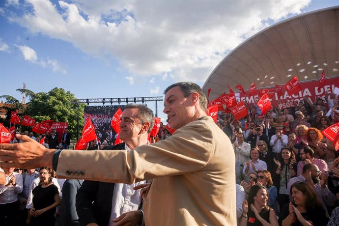 El secretario general del Partido Socialista en Madrid, José Manuel Franco, y el secretario general del PSOE y presidente del Gobierno en funciones, Pedro Sánchez, en un mitin del partido 