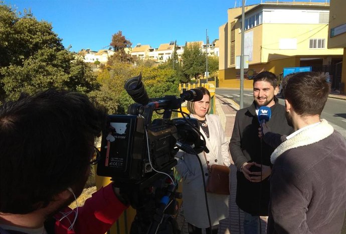 Nadia Ríos, portavoz de Adelante en el Consistorio de Alcalá de Guadaíra, e Ismael Sánchez, diputado autonómico de Adelante por la provincia de Sevilla.