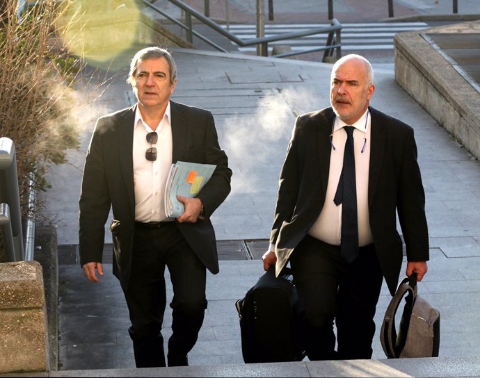 Ginés Jiménez junto a su abogado a las puertas de la Audiencia Provincial de Madrid.