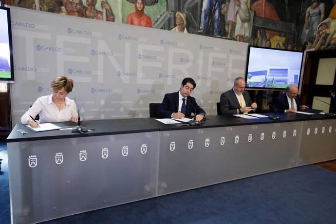 La rectora de la ULL, Rosa Aguilar, el presidente del Cabildo de Tenerife, Pedro Martín, el vicepresidente, Enrique Arriaga y el director del IAC, Rafael Rebolo, en la firma de un convenio para desarrollar la astrofísica