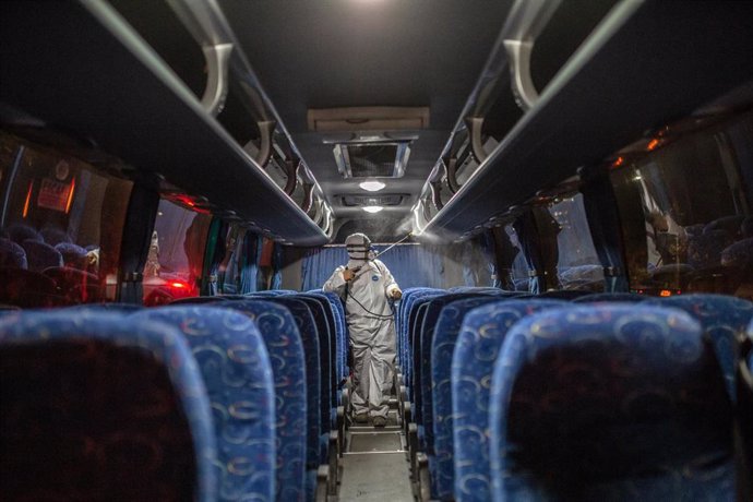 Trabajos de desinfección por la pandemia de coronavirus en un autobús en Chile