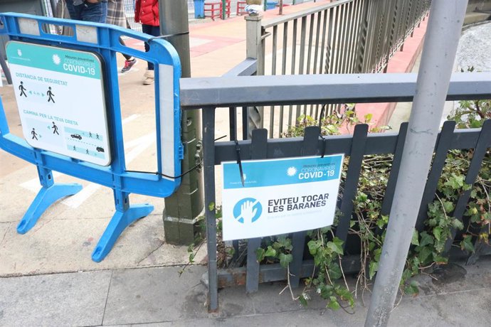 Uns cartells a Andorra recorden l'obligació de mantenir les distncies de seguretat, circular per la dreta i evitar el contacte amb el mobiliari urb per reduir el risc de contagi per Covid-19.