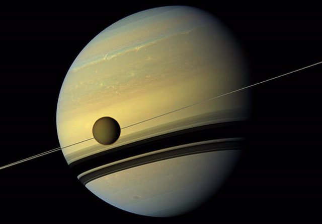 Titán orbitando a Saturno