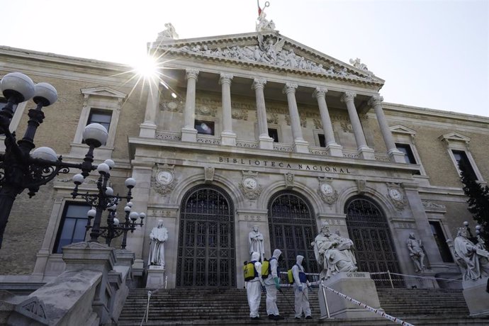 Agentes de la UME desinfectan las escaleras de la Biblioteca Nacional el pasado 25 de mayo 