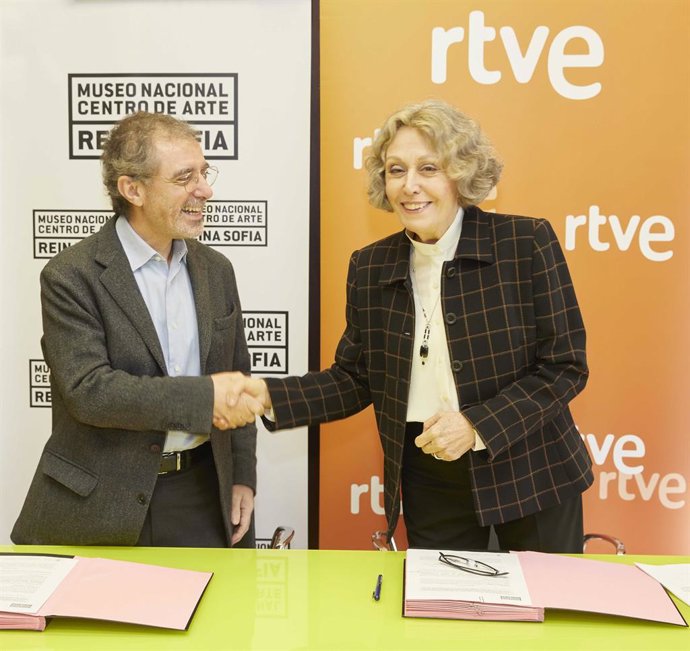 La administradora provisional única de RTVE, Rosa María Mateo, y el director del Museo Nacional Centro de Arte Reina Sofía, Manuel Borja-Villel.