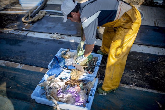 Prop de 1.000 pescadors catalans han collaborat en la recollida d'escombraries del fons marí