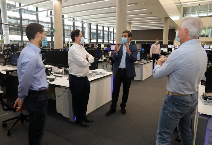 El presidente de BBVA, Carlos Torres Vila, durante una visita a la sala de tesorería del banco.