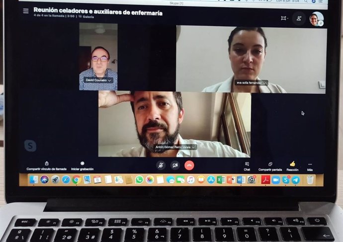 Gómez-Reino y Eva Solla participan en una videoconferencia con David Couceiro, del colectivo de celadores y auxiliares de enfermería