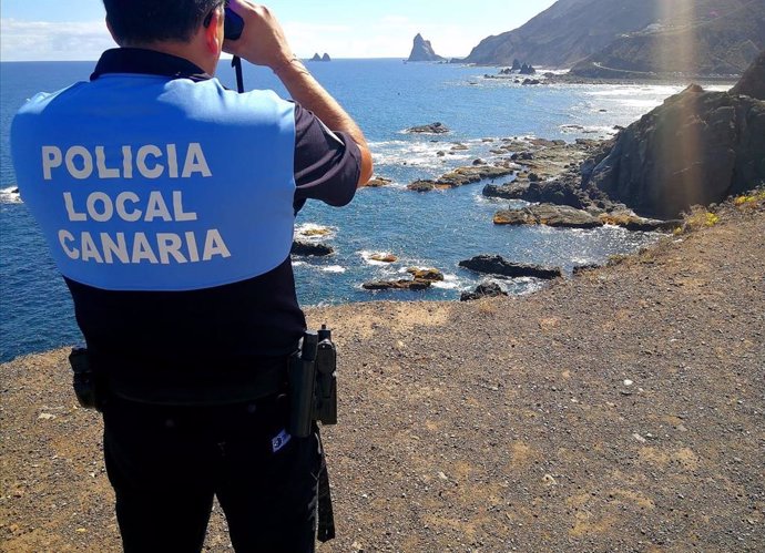 Un policía local vigila la ocupación del litoral de Anaga