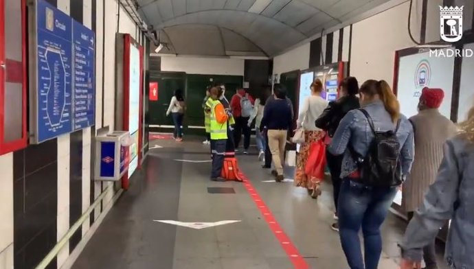 Voluntarios de Protección Civil colaboran en fase 2 en Metro para controlar aforo