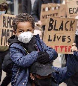 Un niño con mascarilla durante las protestas contra el racismo