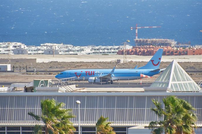 Avión de la compañía aérea TUI en el que viajan varios turistas que han abandonado el Hotel H10 Costa Adeje Palace tras más de una semana en cuarentena por el brote de coronavirus de la isla de Tenerife, en Adeje/Tenerife/Islas Canarias (España) a 5 de 