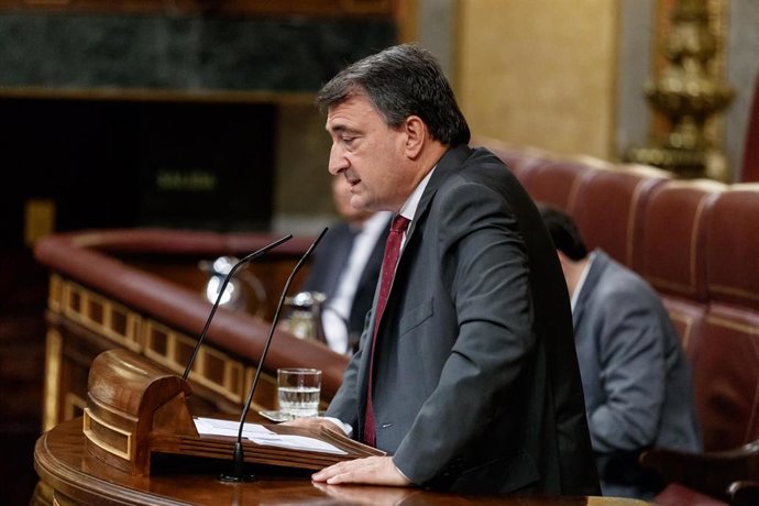 El portavoz del PNV, Aitor Esteban, interviene en la sesión del Parlamento  