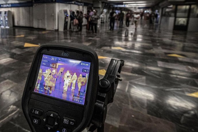 Cámara térmica en una estación del metro de México