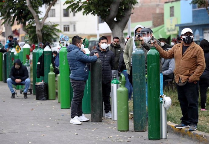 Colas con bombonas de oxígeno en Lima, Perú