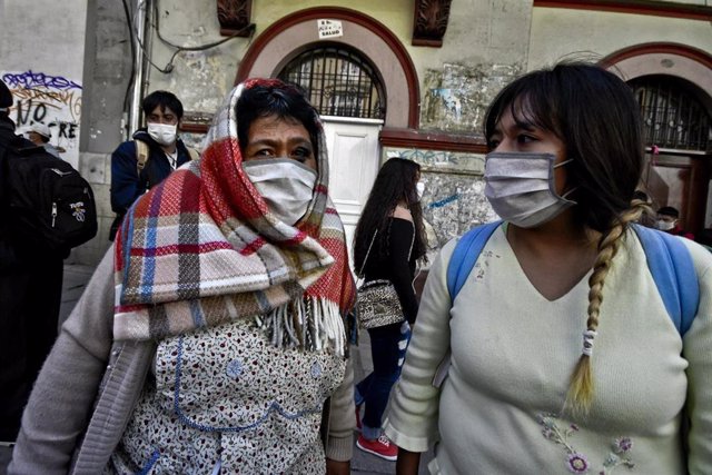 Dos mujeres con mascarilla en La Paz, Bolivia