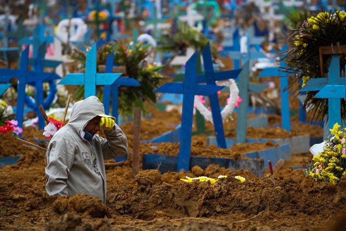 Un trabajador del cementerio de Nuestra Señora Aparecida de la ciudad amazónica de Manaos, Brasil, una de las regiones más afectadas por la pandemia de la COVID-19.
