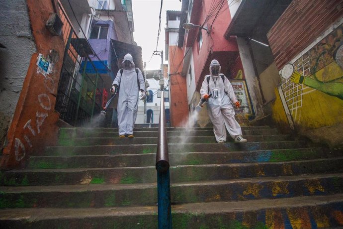 Trabajos de desinfección de la favela de Santa Marta, en el barrio carioca de Botafogo.