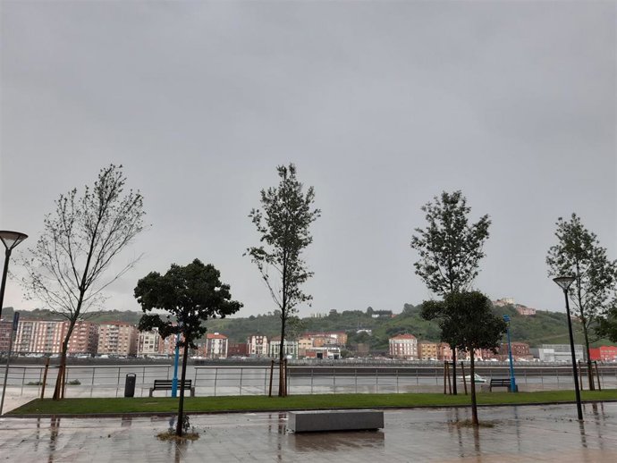 Cielos nubosos y lluvia en Bizkaia.