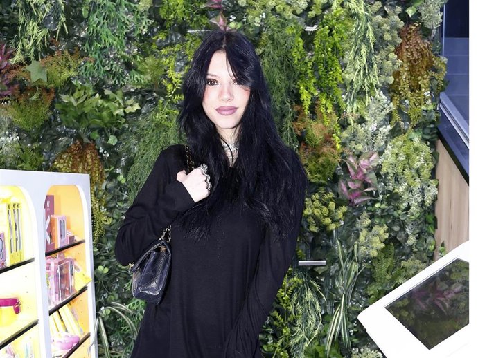 ALEJANDRA RUBIO POSA SONRIENTE PARA LA PRENSA EN UN EVENTO