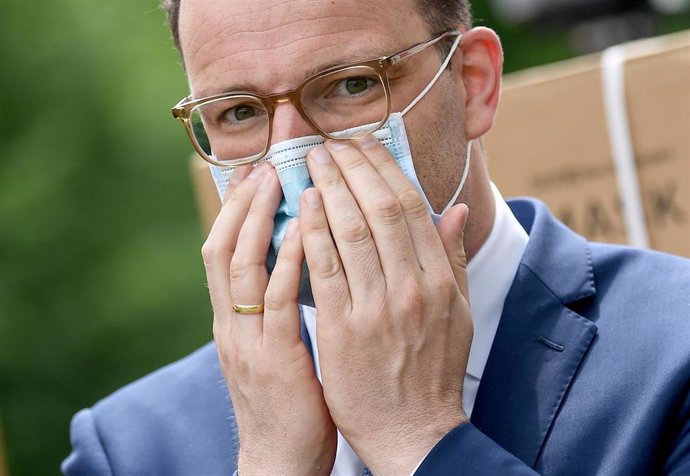 El ministro de Sanidad de Alemania, Jens Spahn, poniéndose una mascarilla