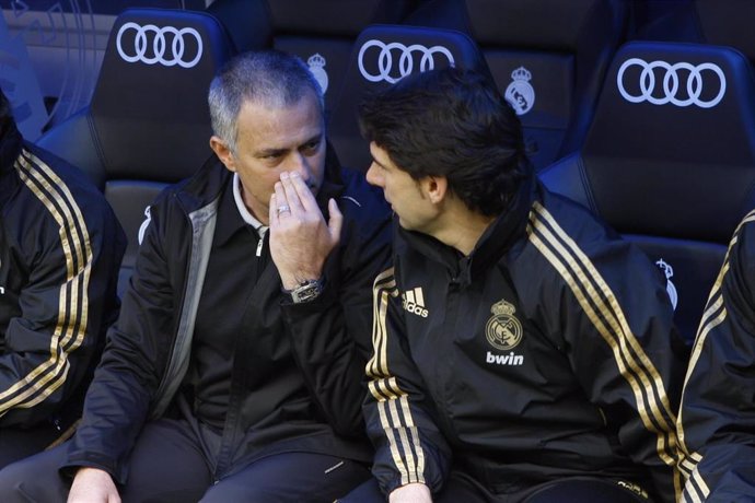 Jose Mourinho habla con Aitor Karanka en el banquillo del Santiago Bernabéu