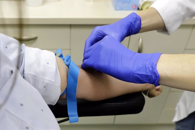 Un trabajador sanitario prepara a una paciente para la extracción de sangre para realizar el test serológico IgM/IgG SARS-CoV-2 ELISA (Ensayo de inmunoabsorción ligado a enzimas). En Madrid (España), a 4 de junio de 2020.