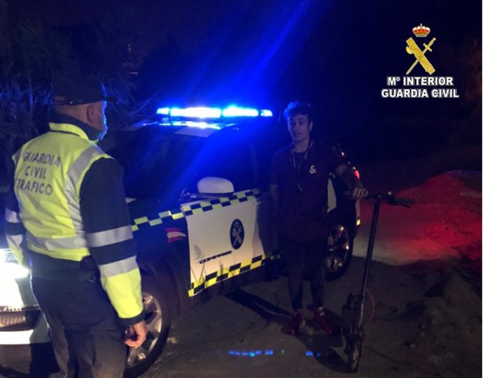 La Guardia Civil intercepta a un joven por circular en patinete eléctrico por una vía interurbana sin justificación y alcoholemia positiva.